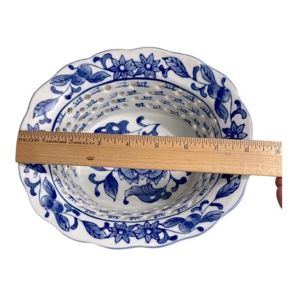 Chinoiserie Porcelain Pierced
Oval Bowl Blue and White
Blueberry Fruit Design - Picture 7 of 9